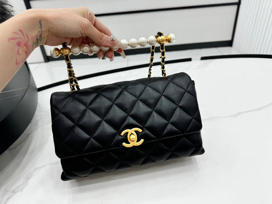 CHANEL 25S СУМКА FLAP BAG 23 СМ З ЧОРНОЇ ШКІРИ ЯГНЯТИ З РУЧКОЮ-ПЕРЛИНОЮ