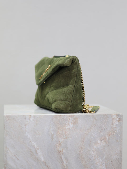 ІГРАШКА PUFFER 23 В КОЛЬОРІ "PICKLE GREEN", ЗАМША, ЗОЛОТА ФУРНІТУРА