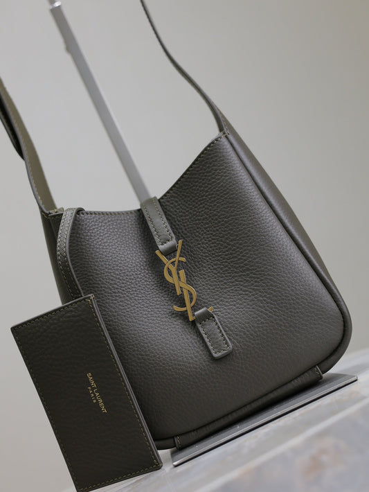 СУМКА YSL 25S LE 5 À 7 16 З СВІТЛО-МУСКОВОЇ ЗЕРНИСТОЇ ТЕЛЯЧОЇ ШКІРИ ІЗ ЗОЛОТОЮ ФУРНІТУРОЮ