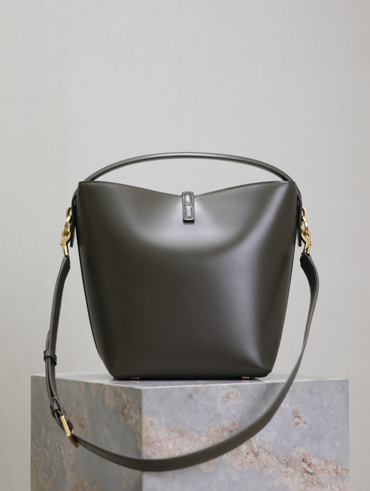 YSL 25S LE 5 À 7 BUCKET 26 З ТЕМНОЇ ОЛИВКОВОЇ ТЕЛЯЧОЇ ШКІРИ З ЗОЛОТОЮ ФУРНІТУРОЮ