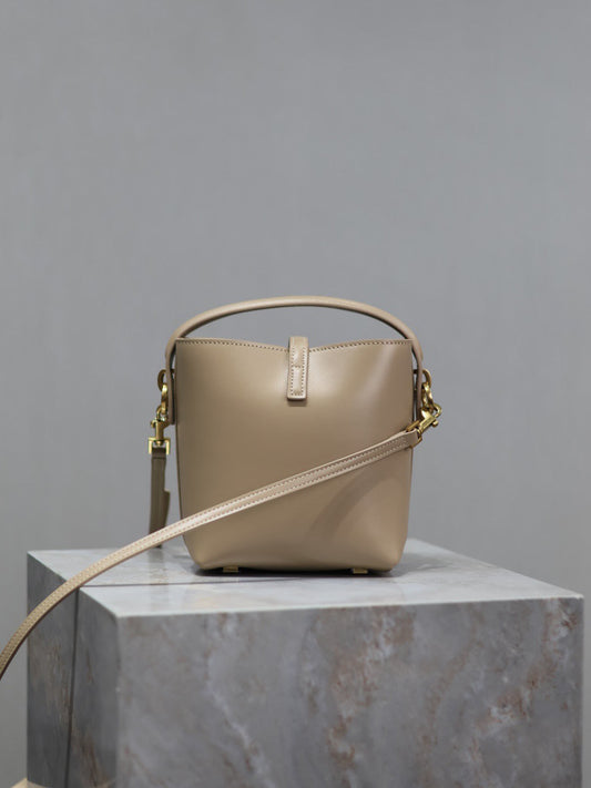 YSL 25S LE 37 ВІДРО 15 З ТЕЛЯЧОЇ ШКІРИ БЕЖЕВОГО КОЛЬОРУ ІЗ ЗОЛОТОЮ ФУРНІТУРОЮ