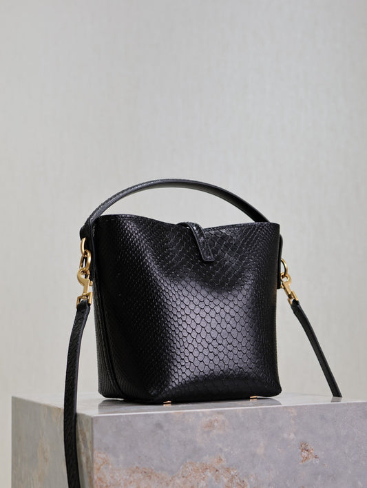YSL 25S LE 37 20 ЧОРНА СУМКА З ТИСНЕНОЇ ТЕЛЯЧОЇ ШКІРИ З ВІЗЕРУНКОМ ЗМІЇ З ФУРНІТУРОЮ ЗІ ЗОЛОТОГО МЕТАЛУ