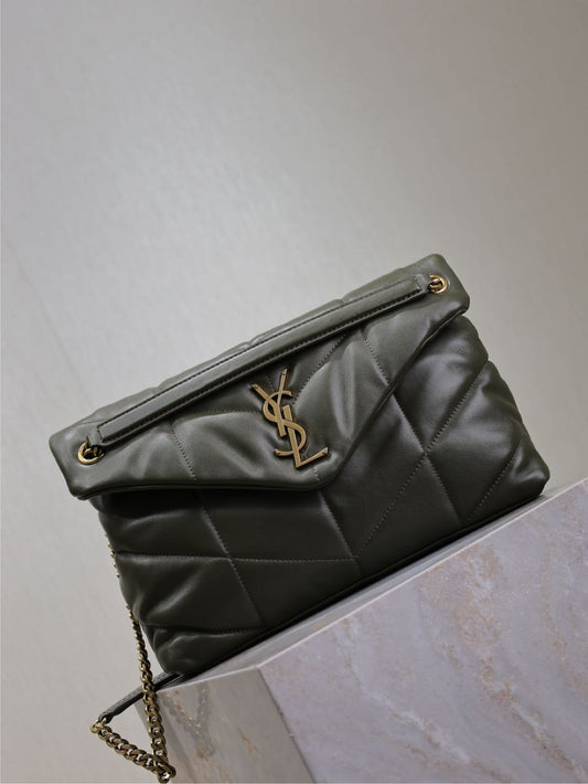 YSL 25S LOULOU PUFFER GM 35 З ТЕМНО-ОЛИВКОВОЇ ТЕЛЯЧОЇ ШКІРИ З ФУРНІТУРОЮ ЗОЛОТИСТОГО КОЛЬОРУ