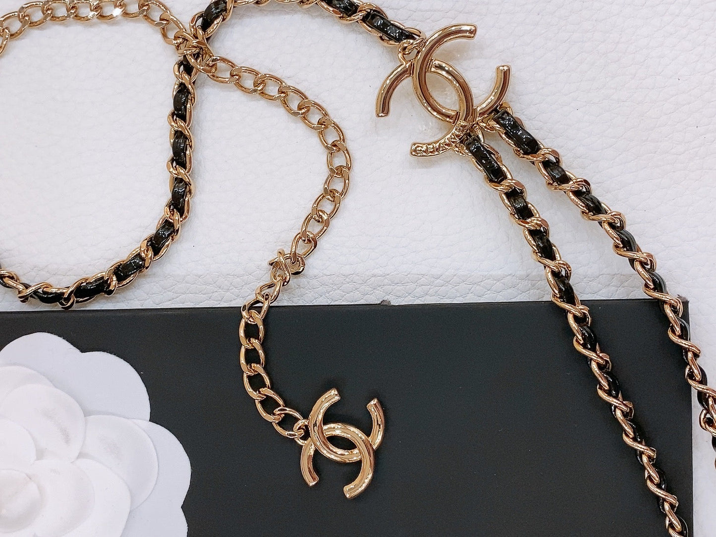 CHAIN BELT IN GOLD METAL INTERWOVEN WITH CALFSKIN STRAPS - 30