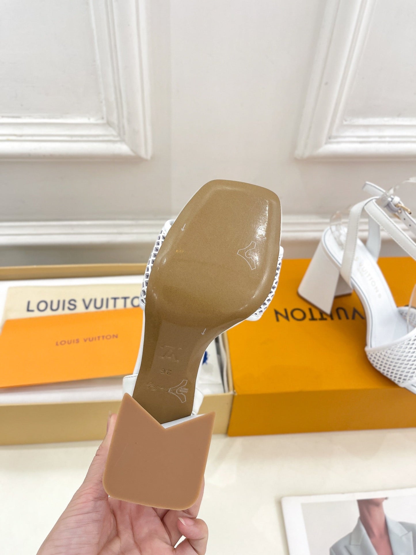 LV WOMEN HIGH SANDAL IN WHITE CALFSKIN - 35