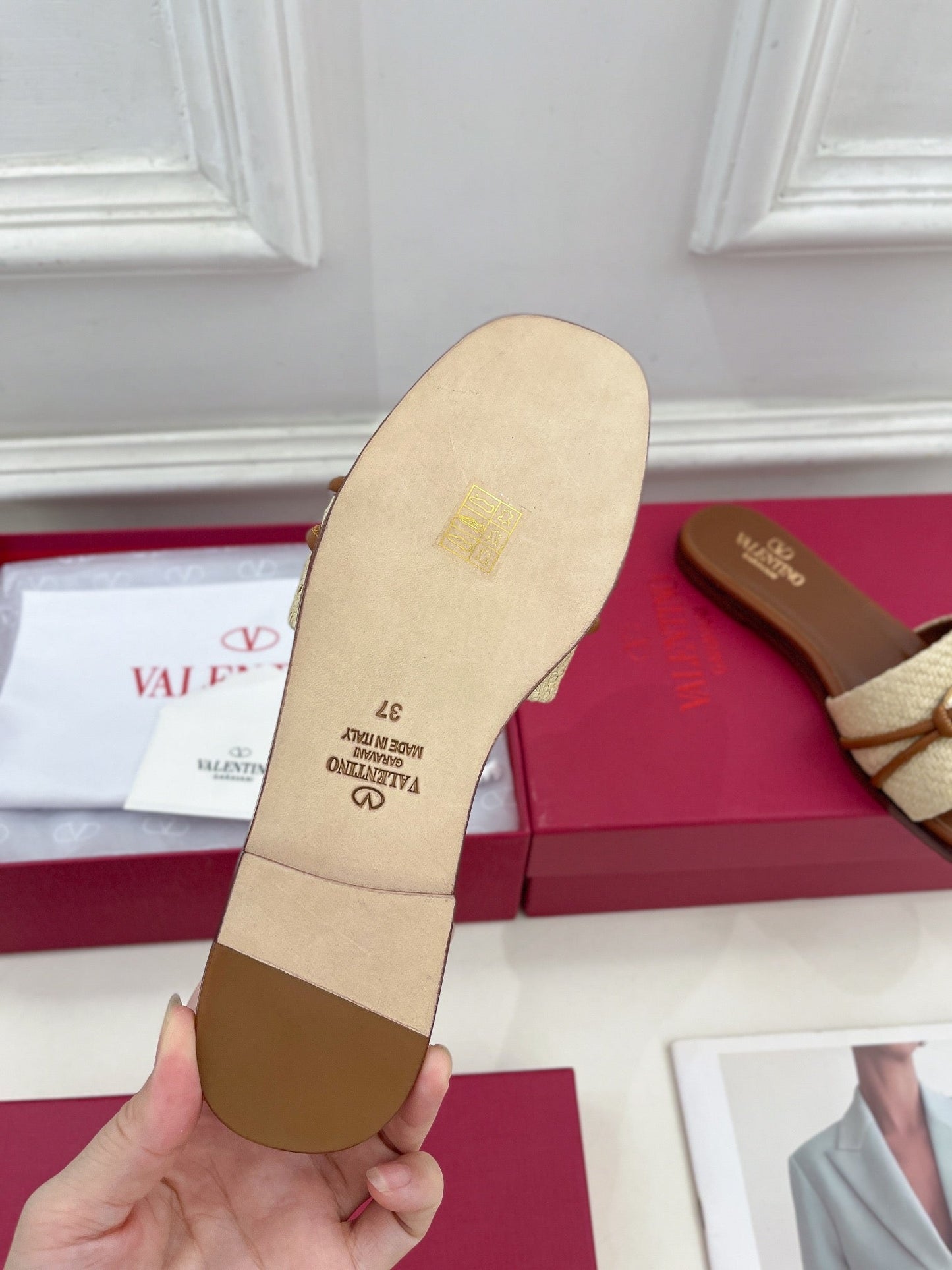 GARAVANI V LOGO SIGNATURE SLIDE IN BEIGE RAFFIA AND BROWN CALFSKIN - 35