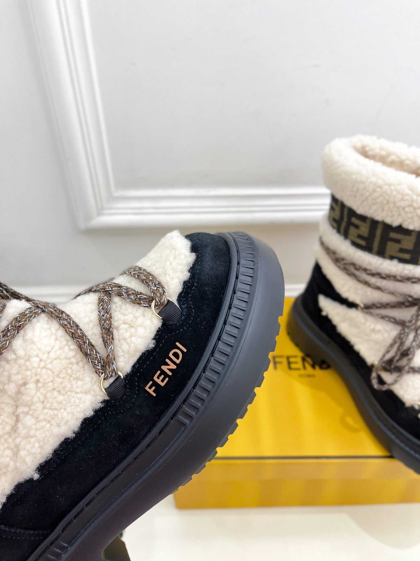 FENDI BOOTS 50MM IN BLACK AND BEIGE SHEARLING AND SUEDE - 35