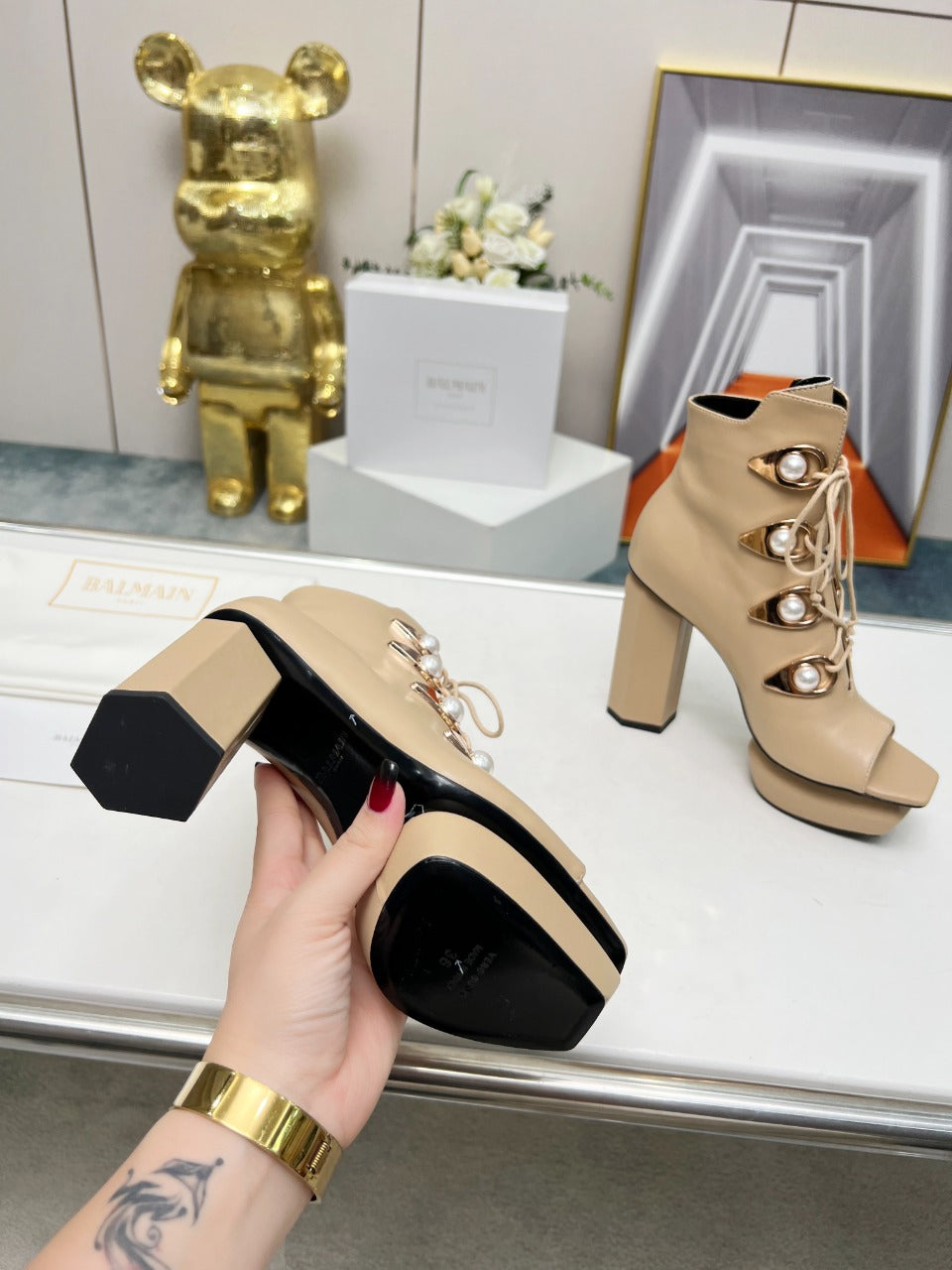 ЧОБОТИ BALMAIN 26S З ВІДКРИТИМ НОСКОМ 115 ММ З ТЕМНО-БЕЖЕВОЇ ТЕЛЯЧОЇ ШКІРИ, ПРИКРАШЕНІ ПЕРЛИНАМИ