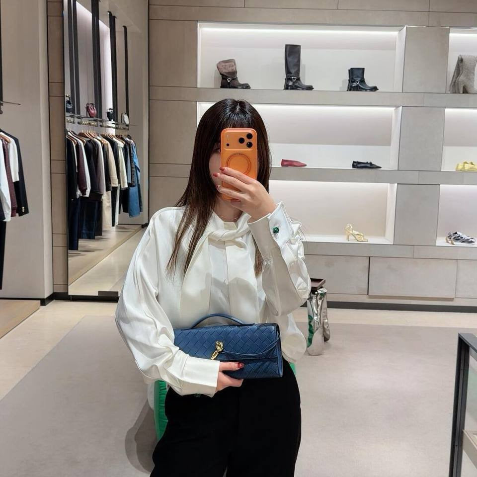 Bottega Veneta Andiamo Clutch – Blue Venezia