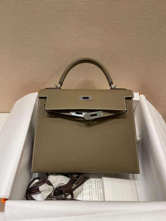 HERMÈS KELLY 28 СМ, КОЛІР ETOUPE, ШКІРА EPSOM, ФУРНІТУРА СРІБНОГО КОЛЬОРУ