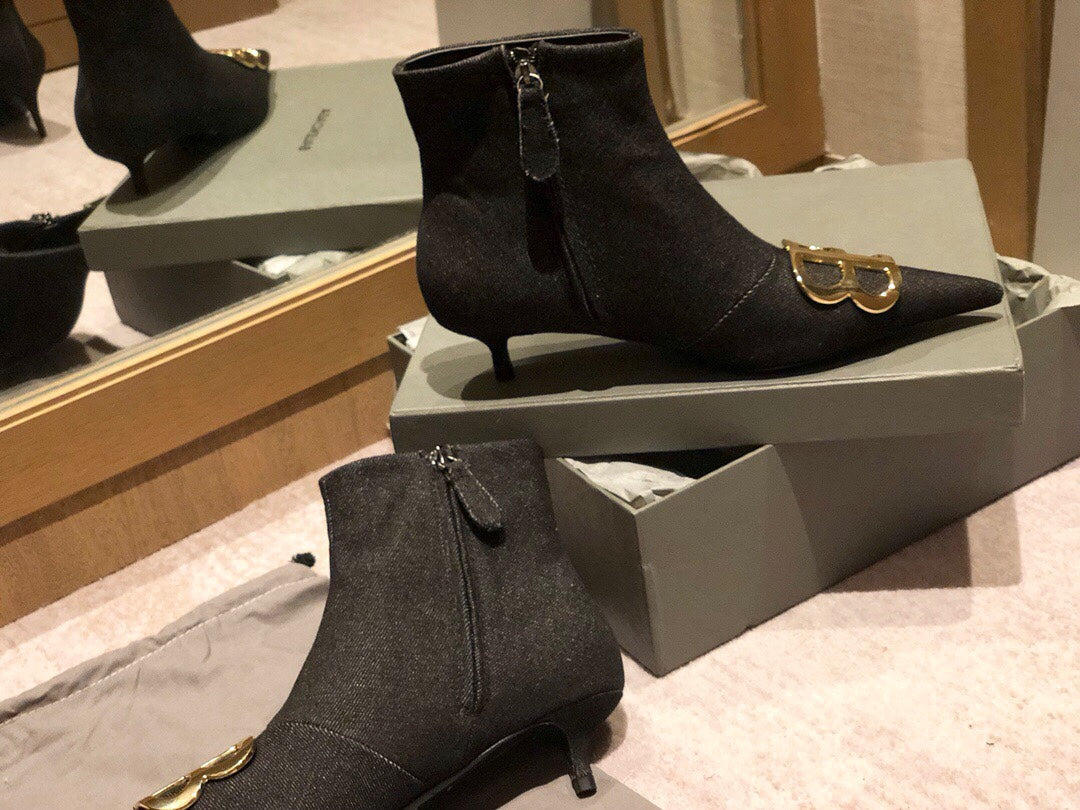 POINTED-TOE KITTEN HEEL 45 MM ANKLE BOOTS IN BLACK DENIM - 34