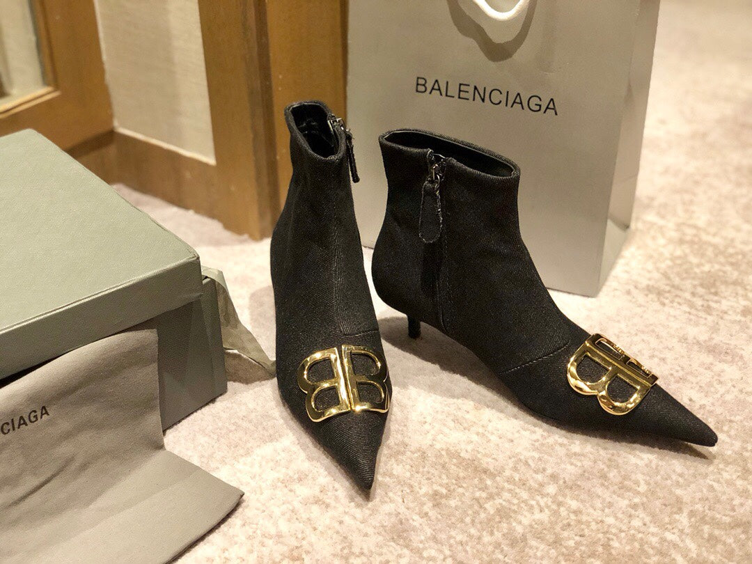 POINTED-TOE KITTEN HEEL 45 MM ANKLE BOOTS IN BLACK DENIM - 34