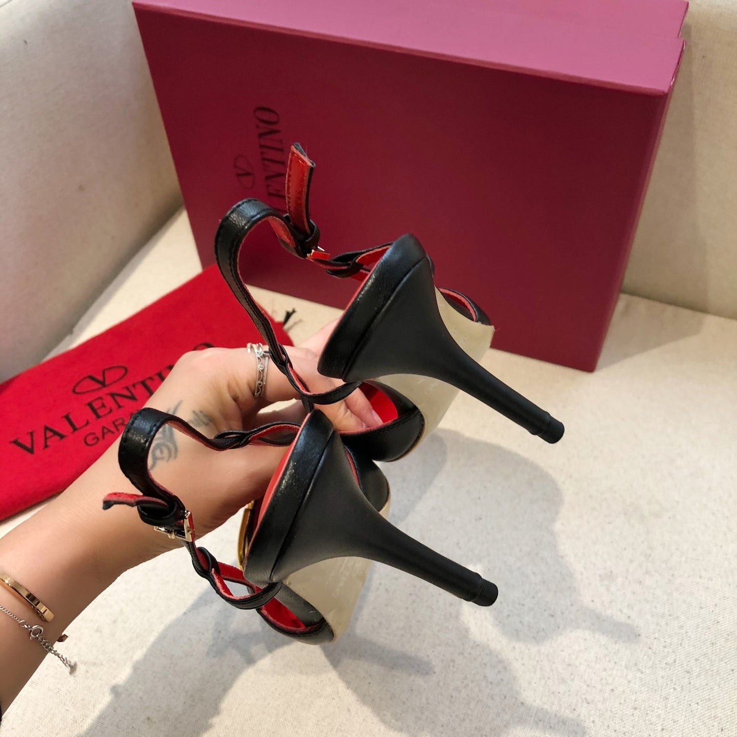 VLOGO SIGNATURE BLACK CALFSKIN HIGH SLINGBACK PUMP 7 CM WITH GOLD LOGO - 34