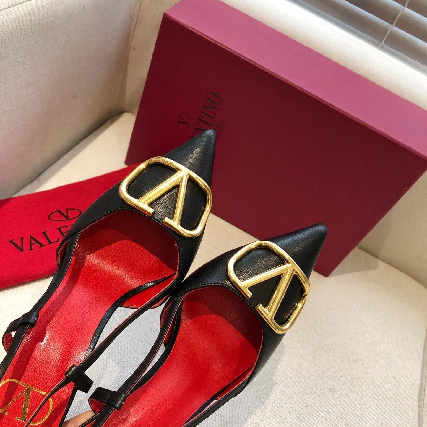 VLOGO SIGNATURE BLACK CALFSKIN HIGH SLINGBACK PUMP 7 CM WITH GOLD LOGO - 34
