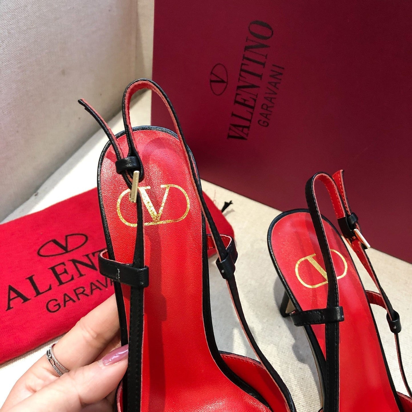 VLOGO SIGNATURE BLACK CALFSKIN HIGH SLINGBACK PUMP 7 CM WITH GOLD LOGO - 34