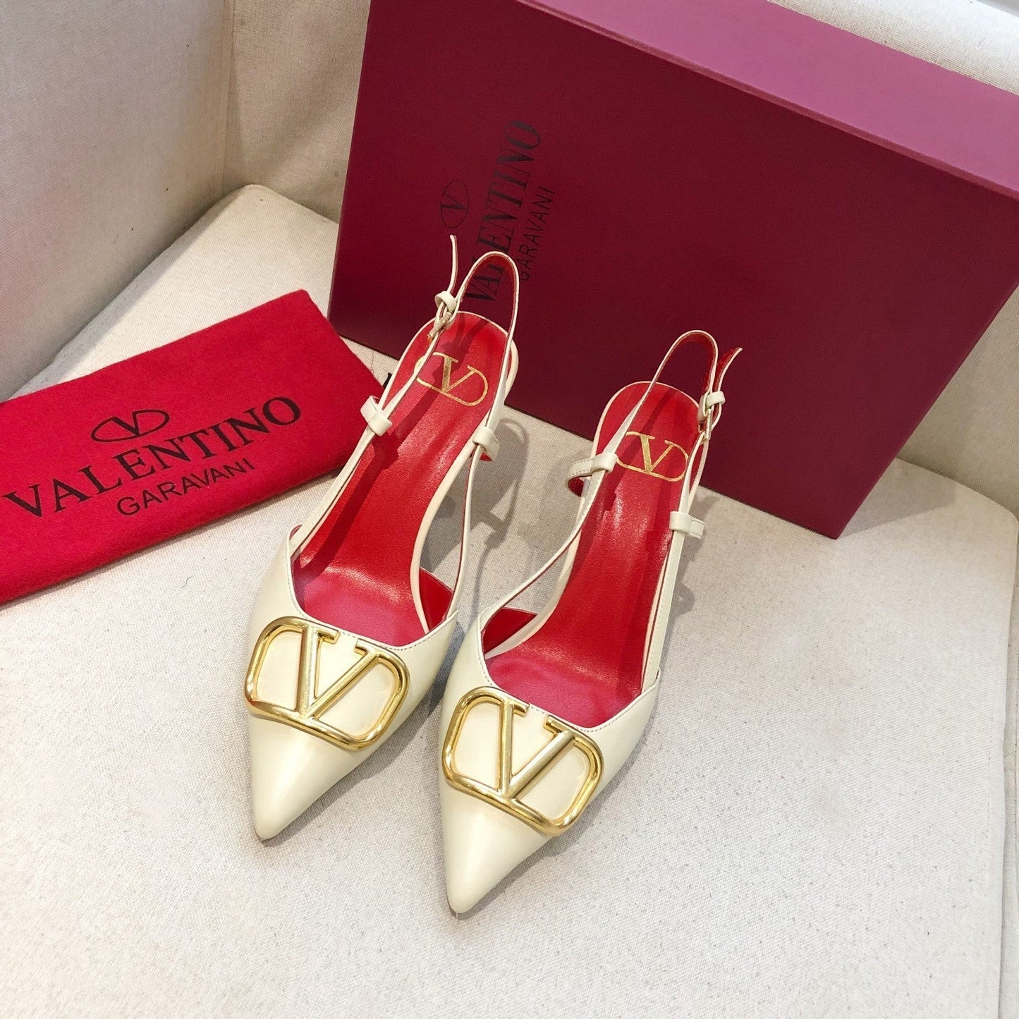 VLOGO SIGNATURE WHITE CALFSKIN HIGH SLINGBACK PUMP 7 CM WITH GOLD LOGO - 34