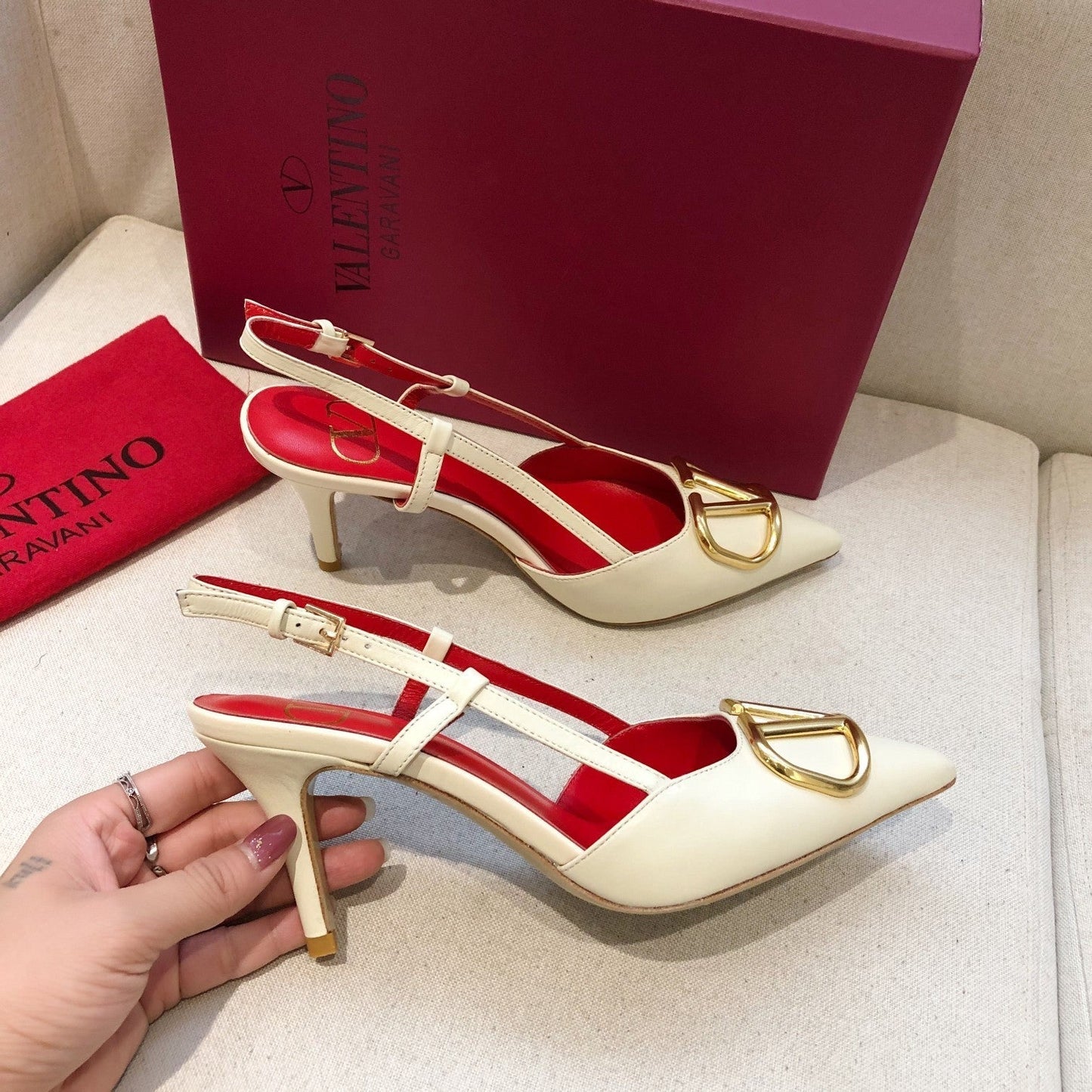 VLOGO SIGNATURE WHITE CALFSKIN HIGH SLINGBACK PUMP 7 CM WITH GOLD LOGO - 34