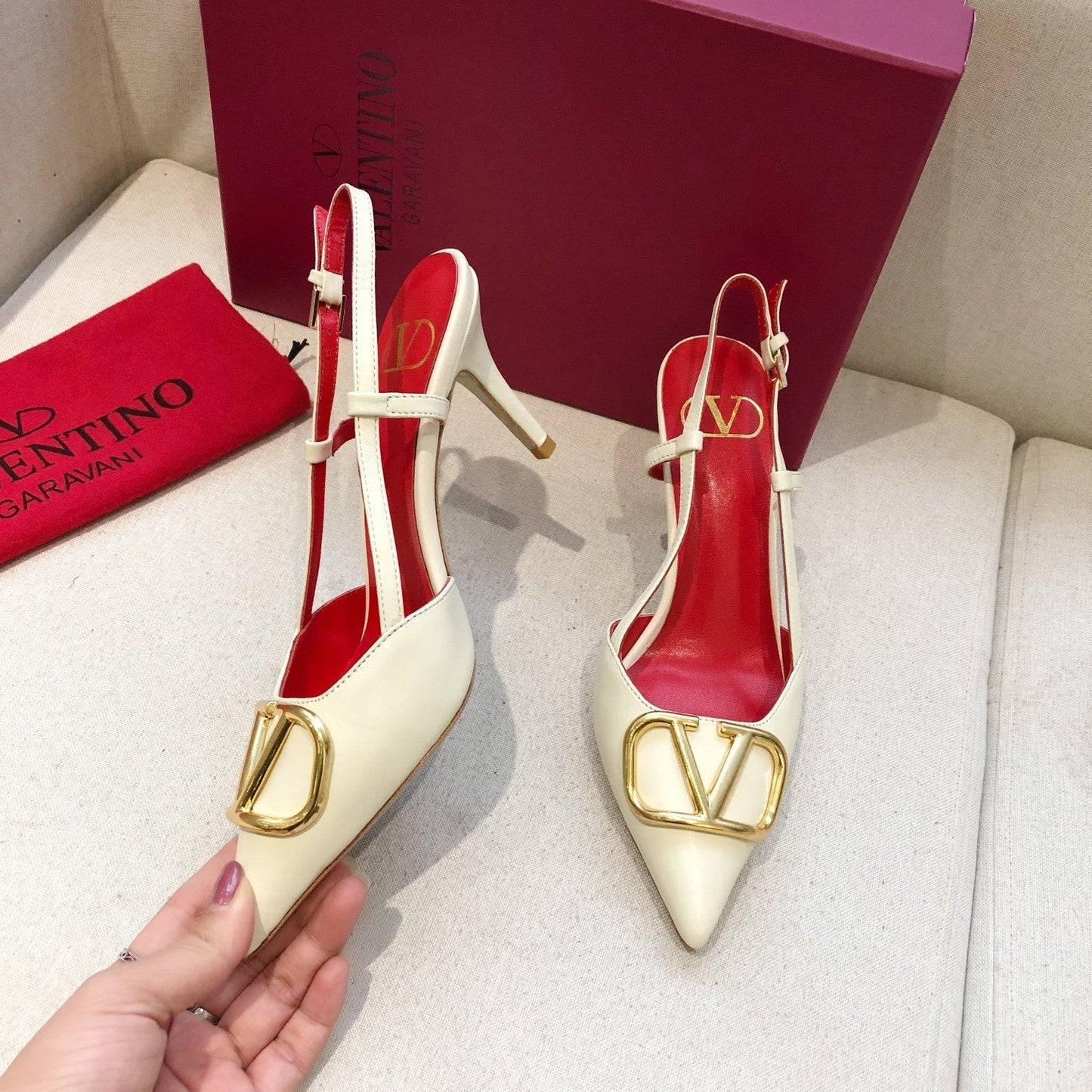 VLOGO SIGNATURE WHITE CALFSKIN HIGH SLINGBACK PUMP 7 CM WITH GOLD LOGO - 34