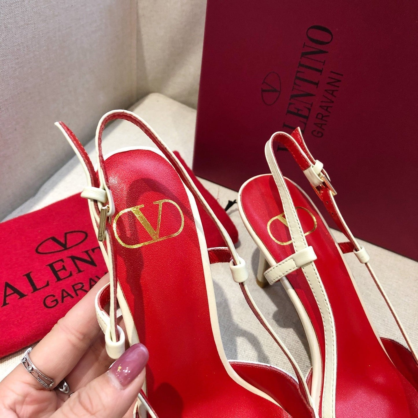 VLOGO SIGNATURE WHITE CALFSKIN HIGH SLINGBACK PUMP 7 CM WITH GOLD LOGO - 34
