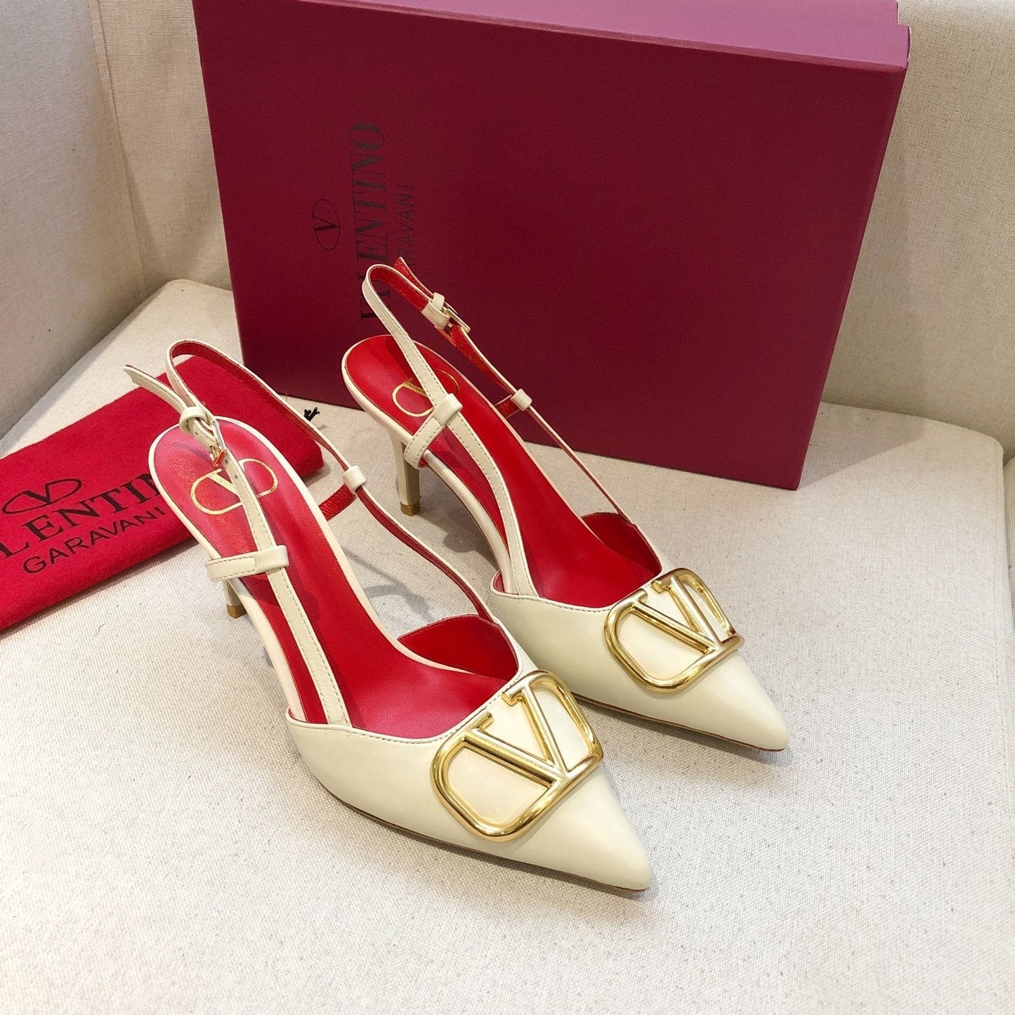 VLOGO SIGNATURE WHITE CALFSKIN HIGH SLINGBACK PUMP 7 CM WITH GOLD LOGO - 34