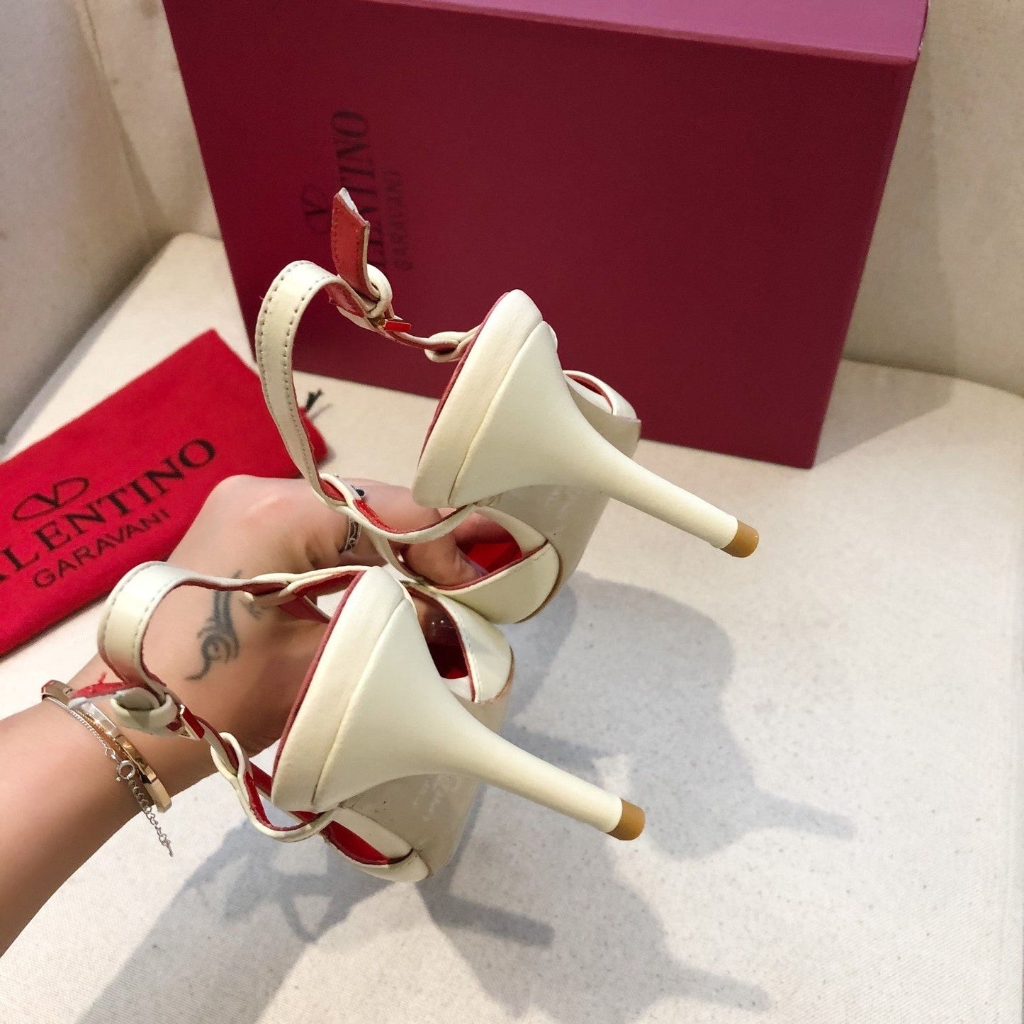 VLOGO SIGNATURE WHITE CALFSKIN HIGH SLINGBACK PUMP 7 CM WITH GOLD LOGO - 34