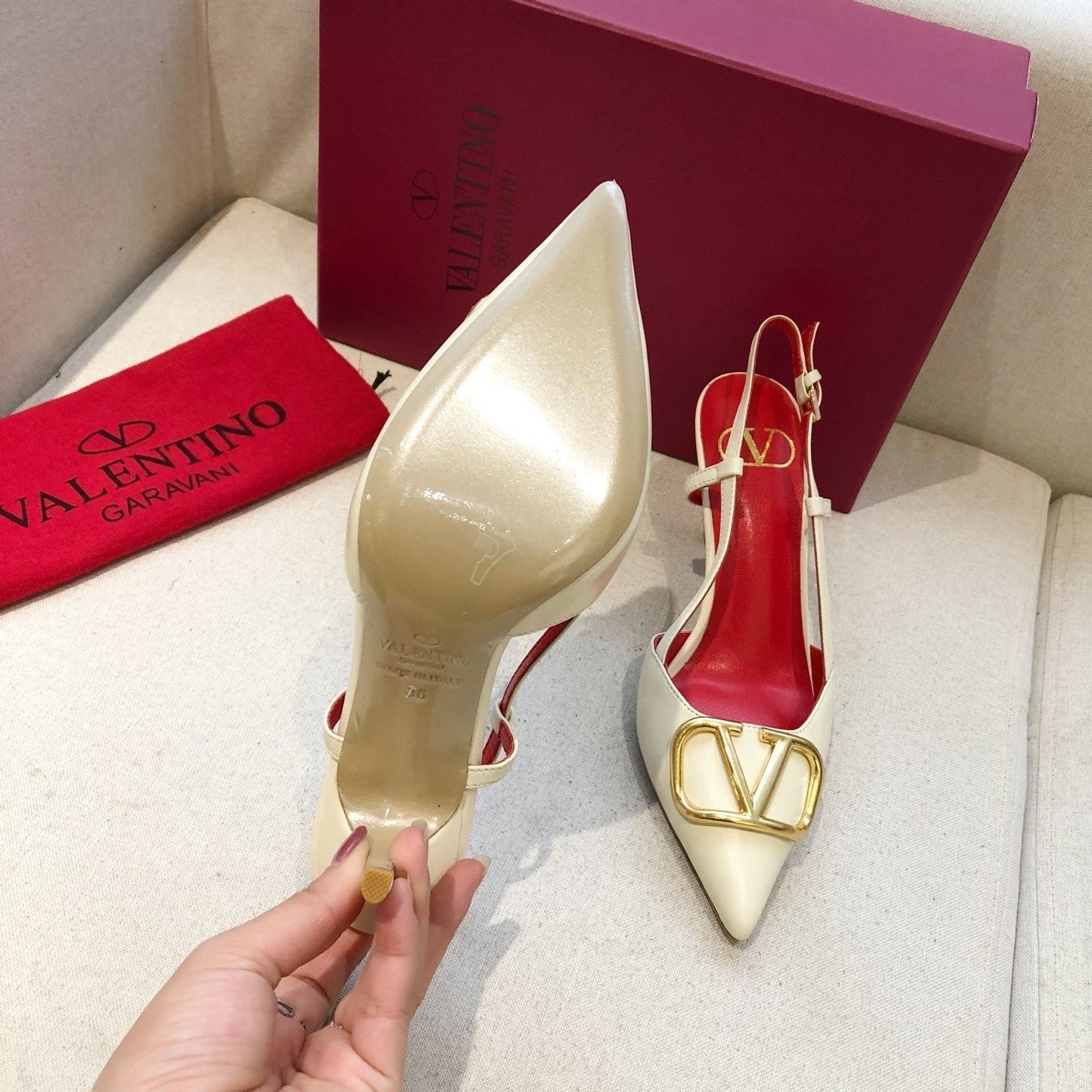 VLOGO SIGNATURE WHITE CALFSKIN HIGH SLINGBACK PUMP 7 CM WITH GOLD LOGO - 34