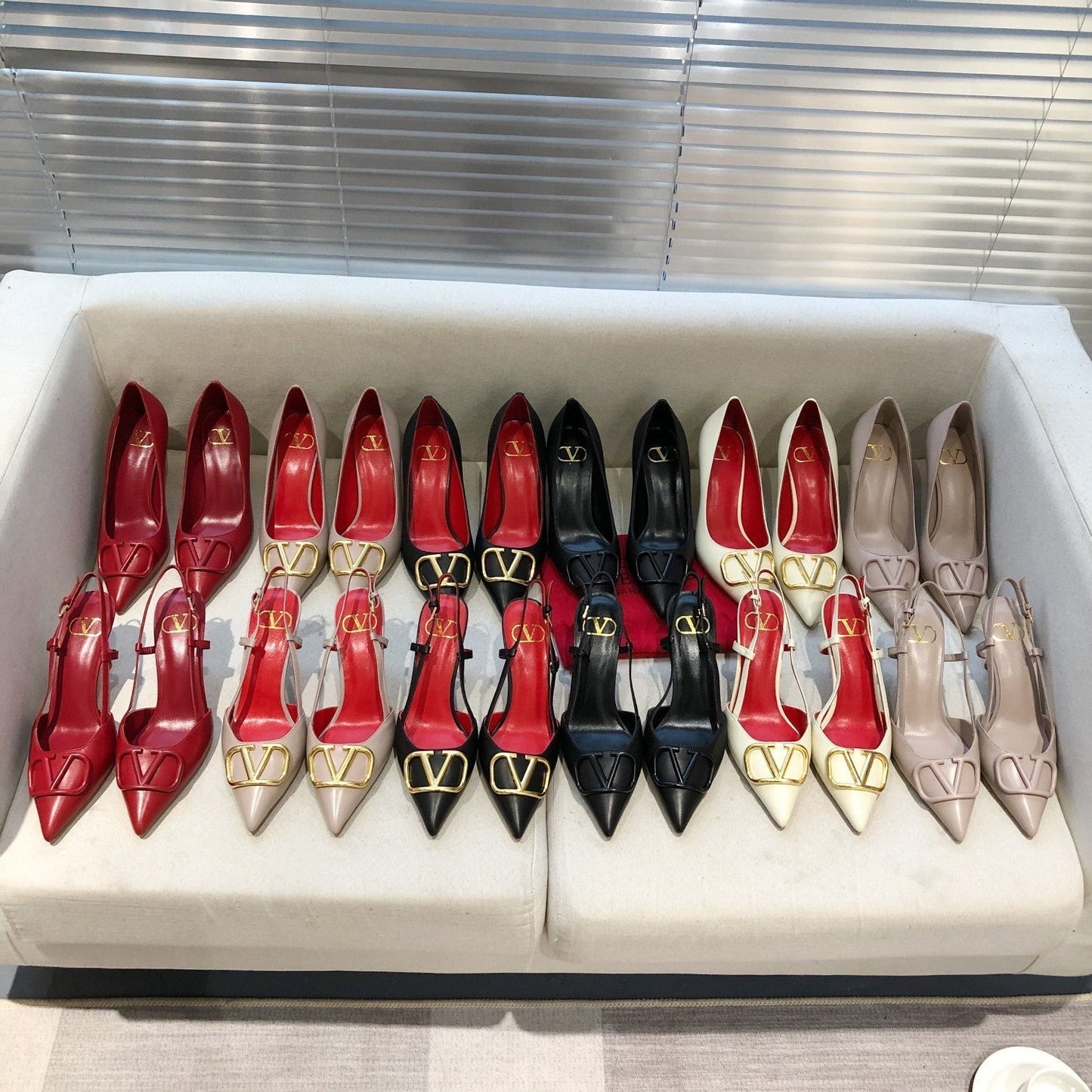 VLOGO SIGNATURE WHITE CALFSKIN HIGH SLINGBACK PUMP 7 CM WITH GOLD LOGO - 34