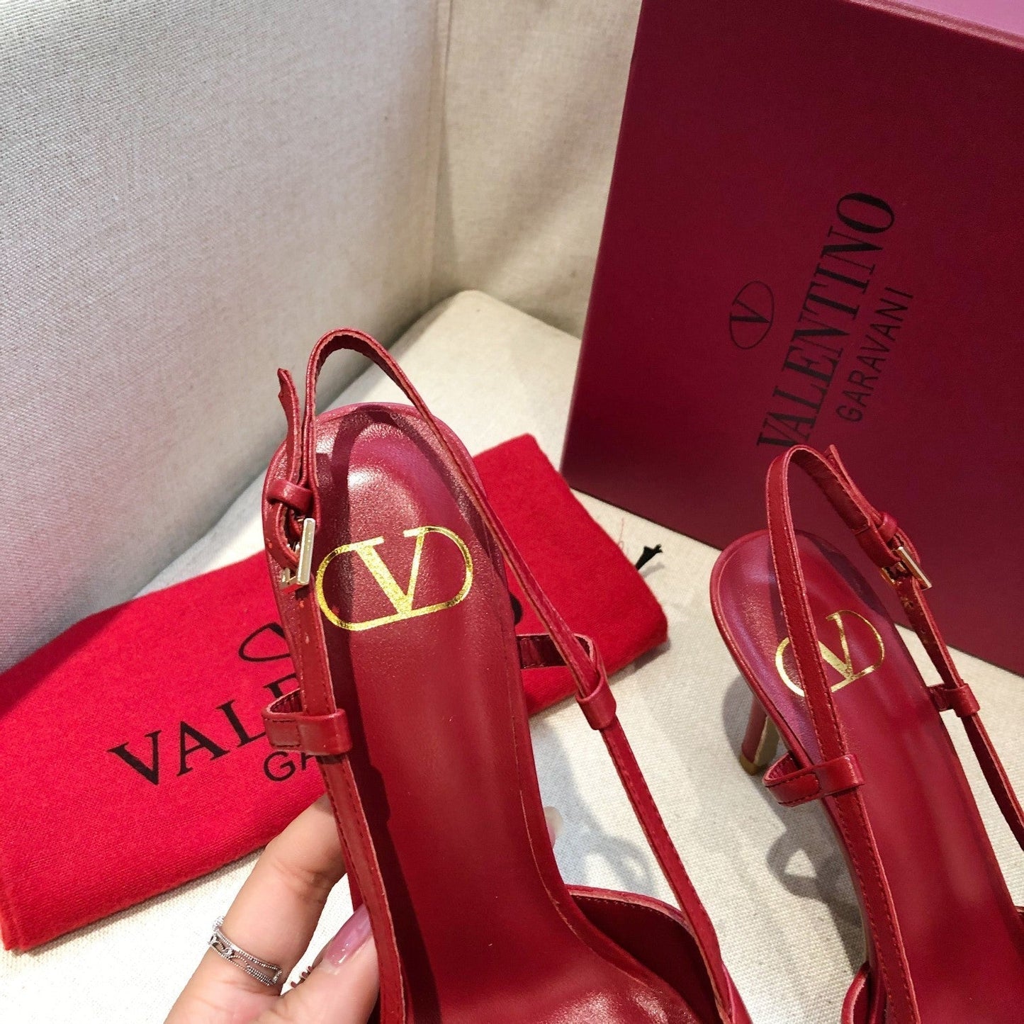 VLOGO SIGNATURE CHERRY RED CALFSKIN HIGH SLINGBACK PUMP 7 CM - 34