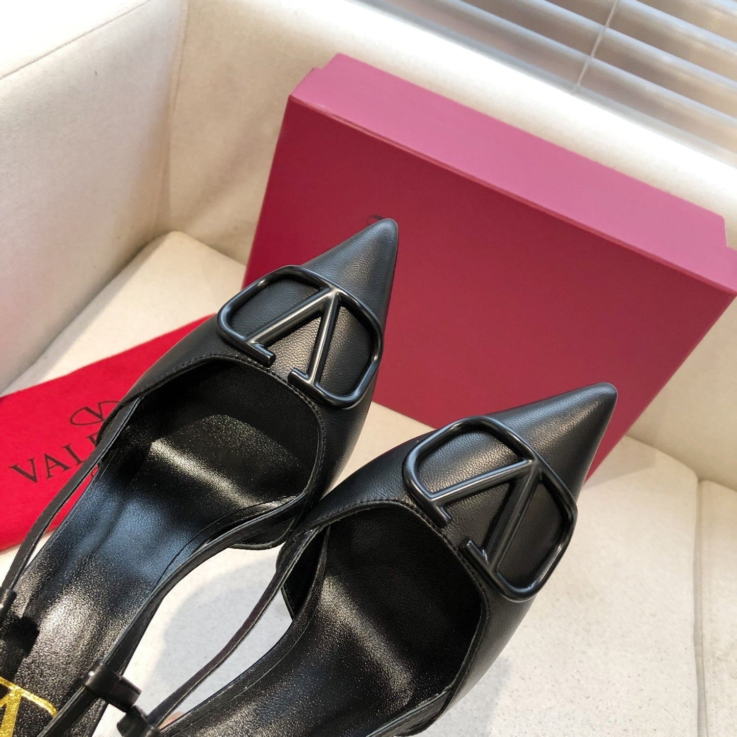 VLOGO SIGNATURE BLACK CALFSKIN HIGH SLINGBACK PUMP 7 CM - 34