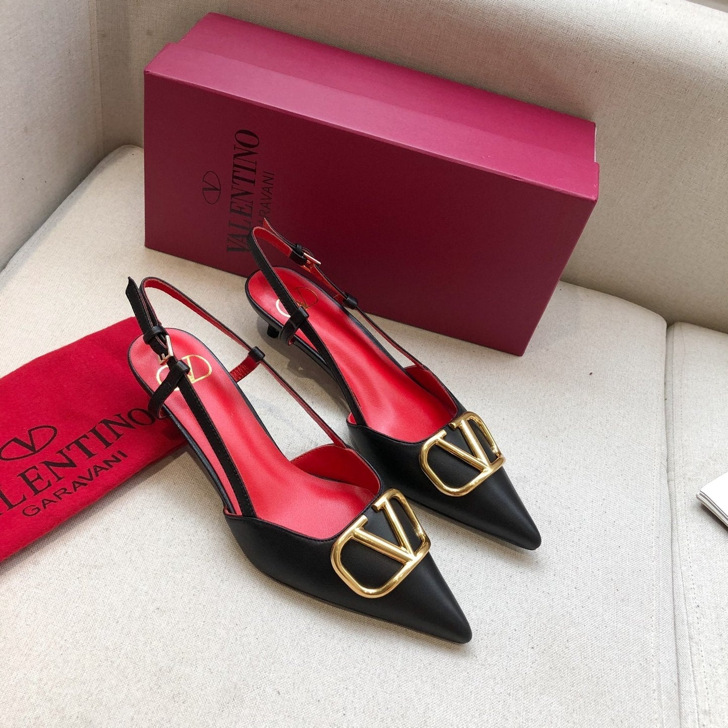 VLOGO SIGNATURE BLACK CALFSKIN HIGH SLINGBACK PUMP 4 CM WITH GOLD LOGO - 34