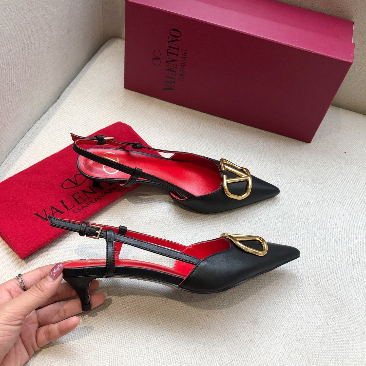 VLOGO SIGNATURE BLACK CALFSKIN HIGH SLINGBACK PUMP 4 CM WITH GOLD LOGO - 34