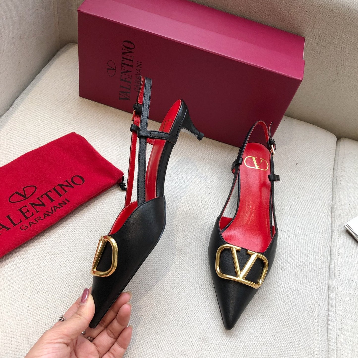 VLOGO SIGNATURE BLACK CALFSKIN HIGH SLINGBACK PUMP 4 CM WITH GOLD LOGO - 34
