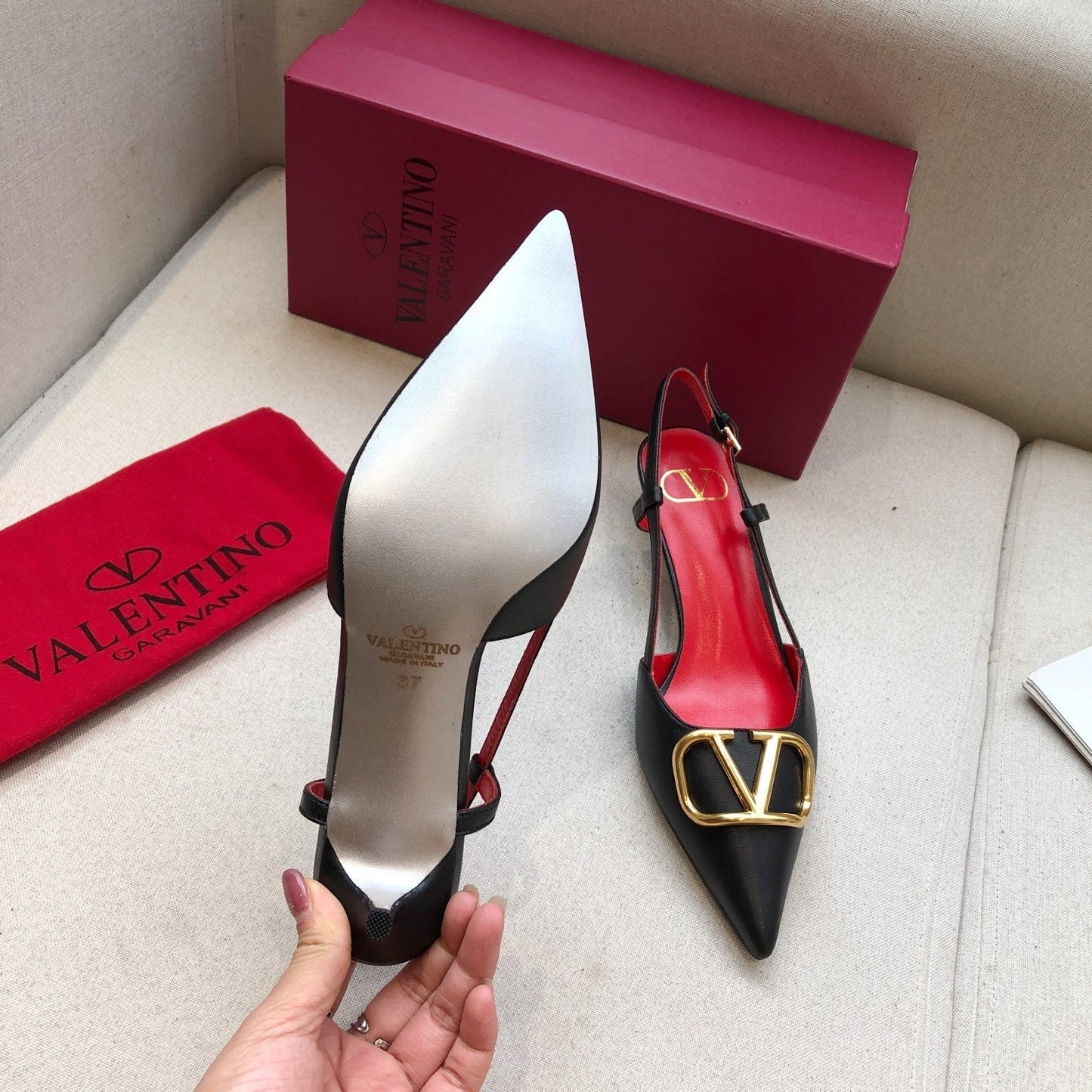 VLOGO SIGNATURE BLACK CALFSKIN HIGH SLINGBACK PUMP 4 CM WITH GOLD LOGO - 34