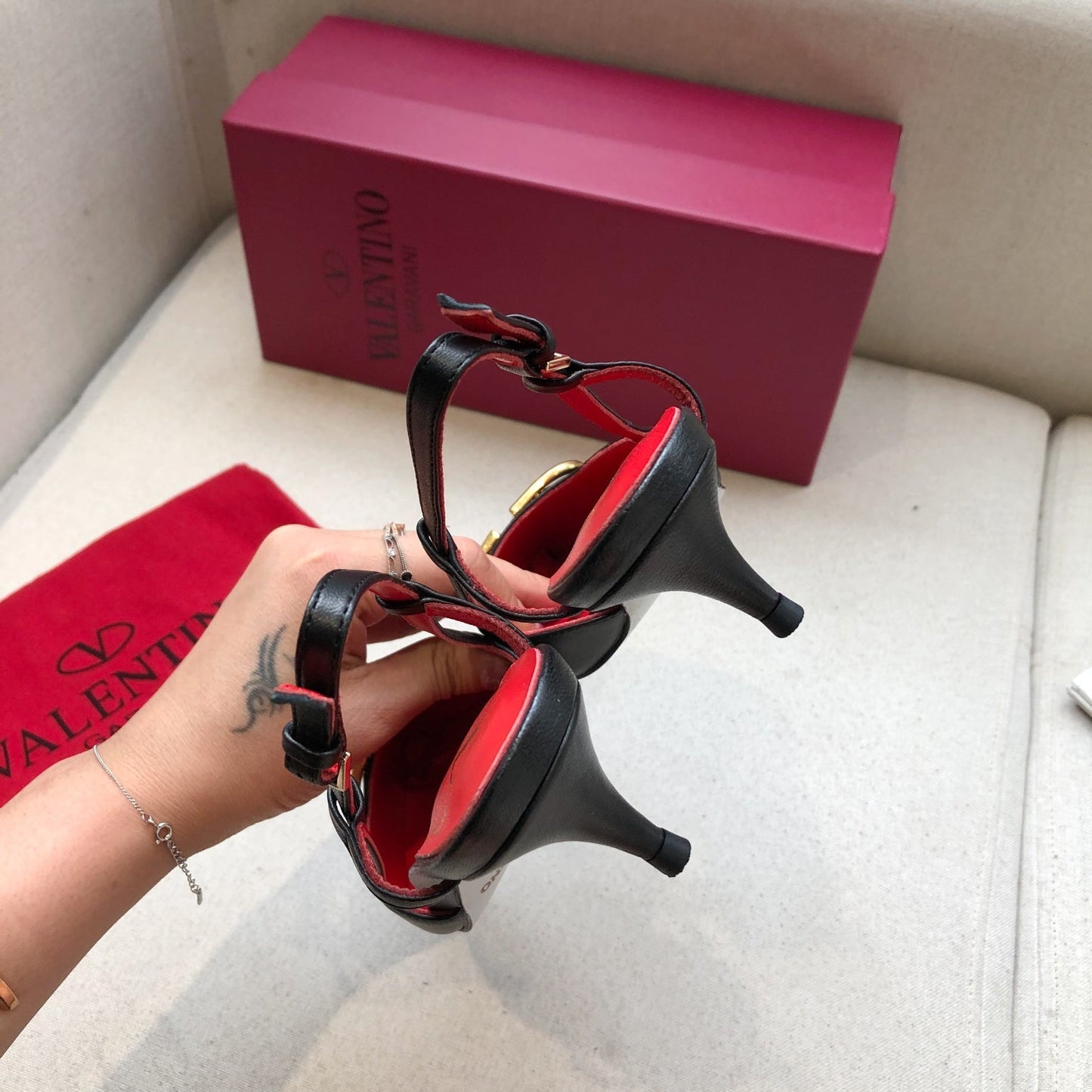 VLOGO SIGNATURE BLACK CALFSKIN HIGH SLINGBACK PUMP 4 CM WITH GOLD LOGO - 34