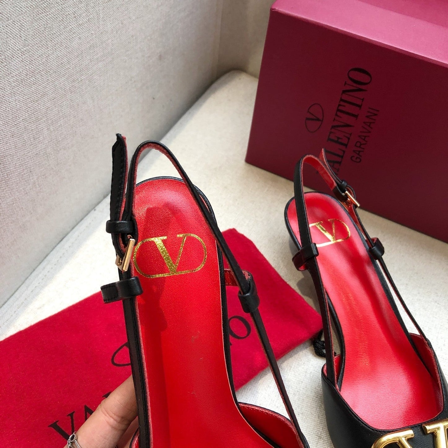 VLOGO SIGNATURE BLACK CALFSKIN HIGH SLINGBACK PUMP 4 CM WITH GOLD LOGO - 34