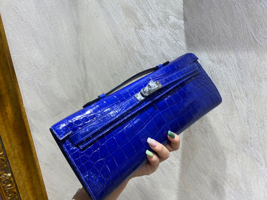 KELLY CUT 31 З БЛИСКУЧОЇ ШКІРИ АЛІГАТОРА КОЛЬОРУ ADMIRAL BLUE З СРІБНОЮ ФУРНІТУРОЮ