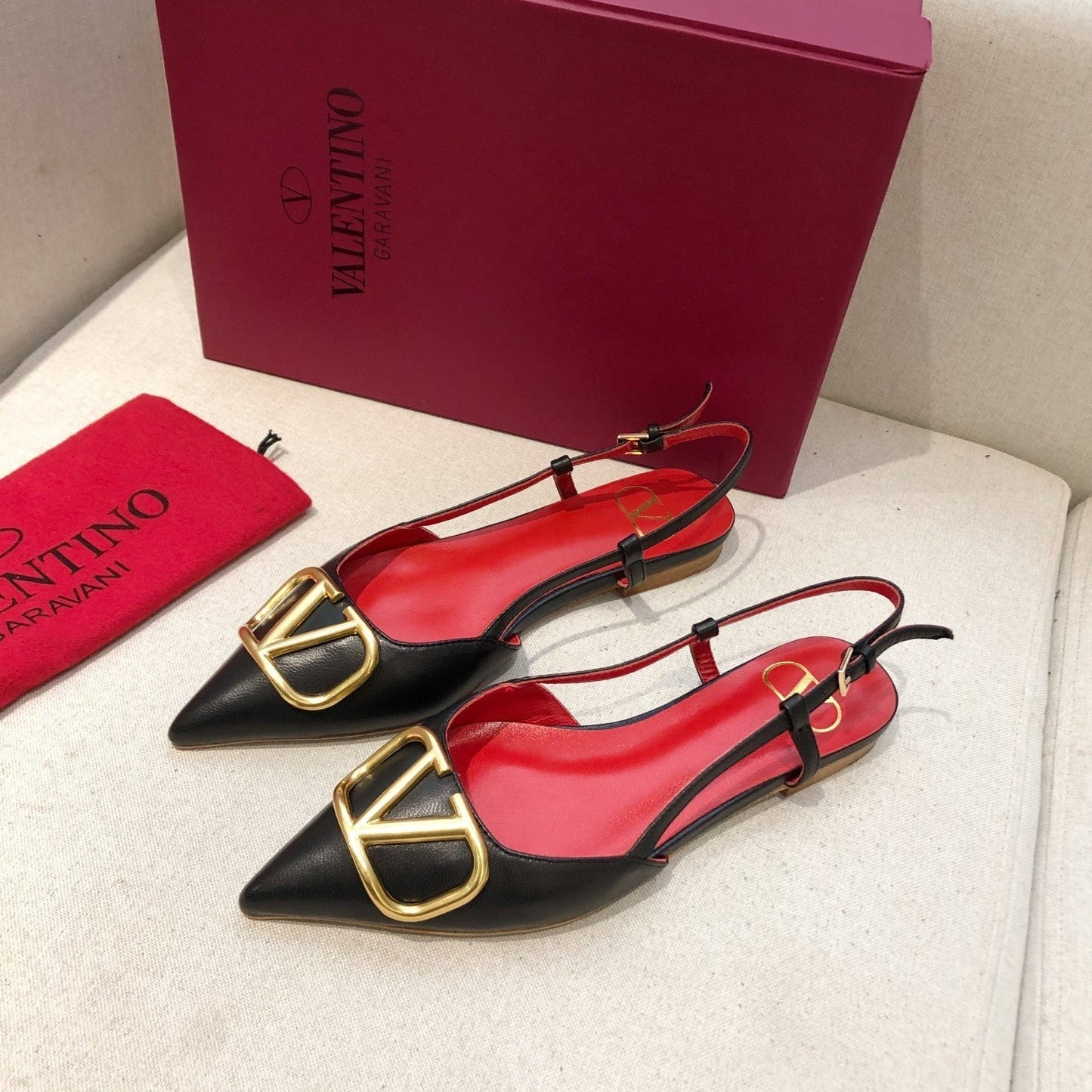 VLOGO SIGNATURE BLACK CALFSKIN FLAT SLINGBACK PUMP WITH GOLD LOGO - 34