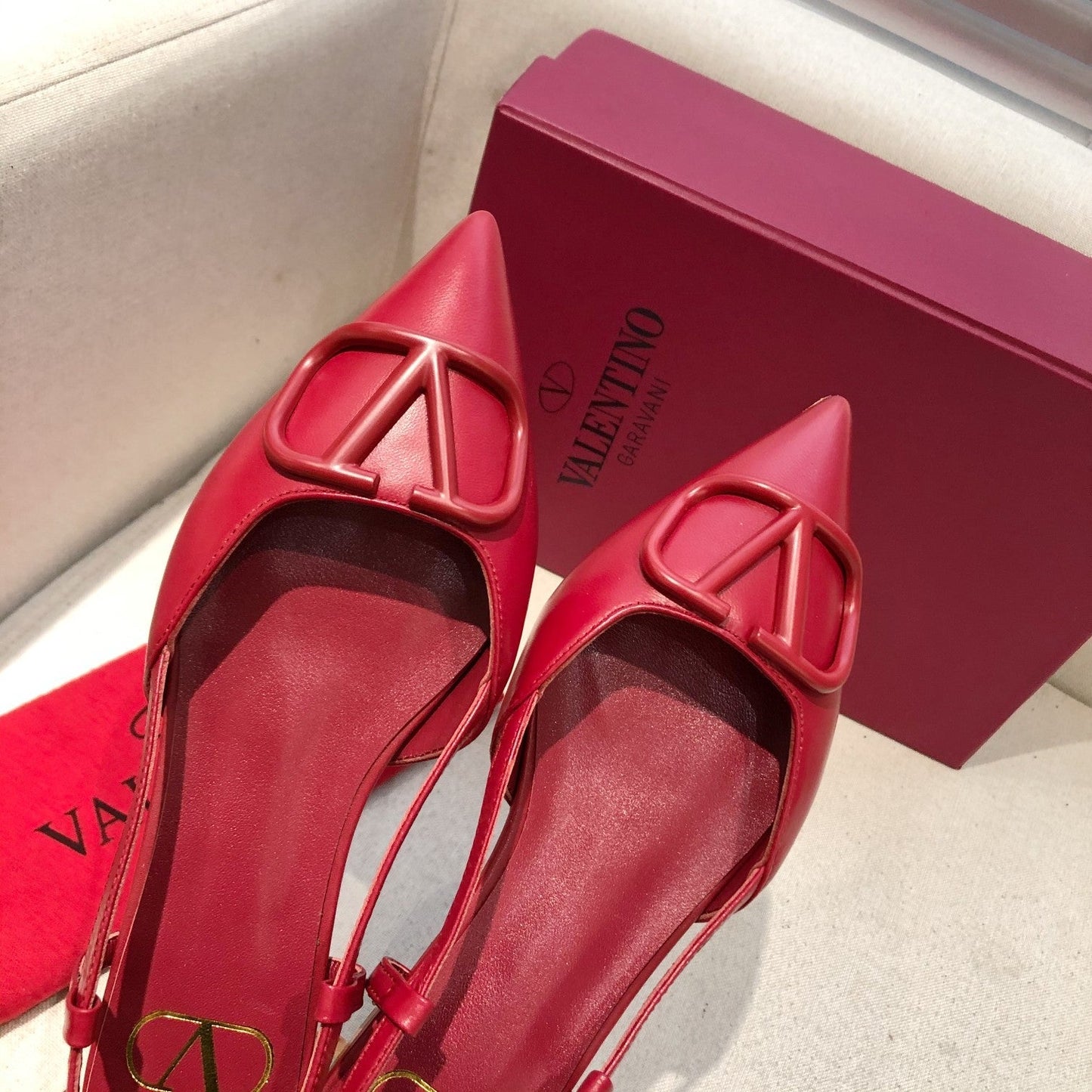 VLOGO SIGNATURE CHERRY RED CALFSKIN FLAT SLINGBACK PUMP - 34