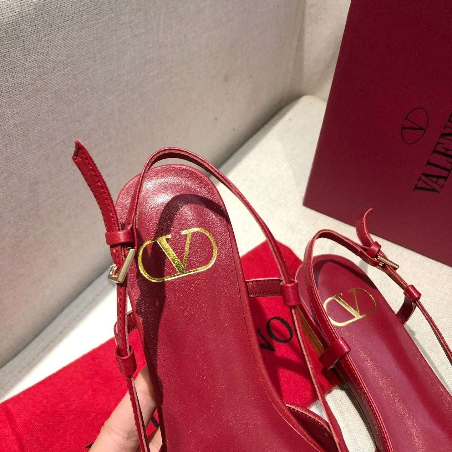 VLOGO SIGNATURE CHERRY RED CALFSKIN FLAT SLINGBACK PUMP - 34