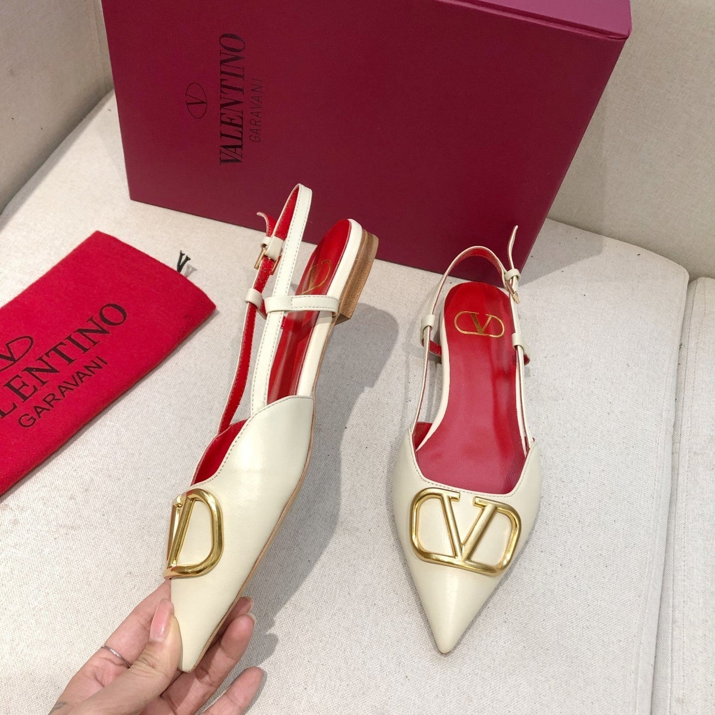 VLOGO SIGNATURE WHITE CALFSKIN FLAT SLINGBACK PUMP WITH GOLD LOGO - 34