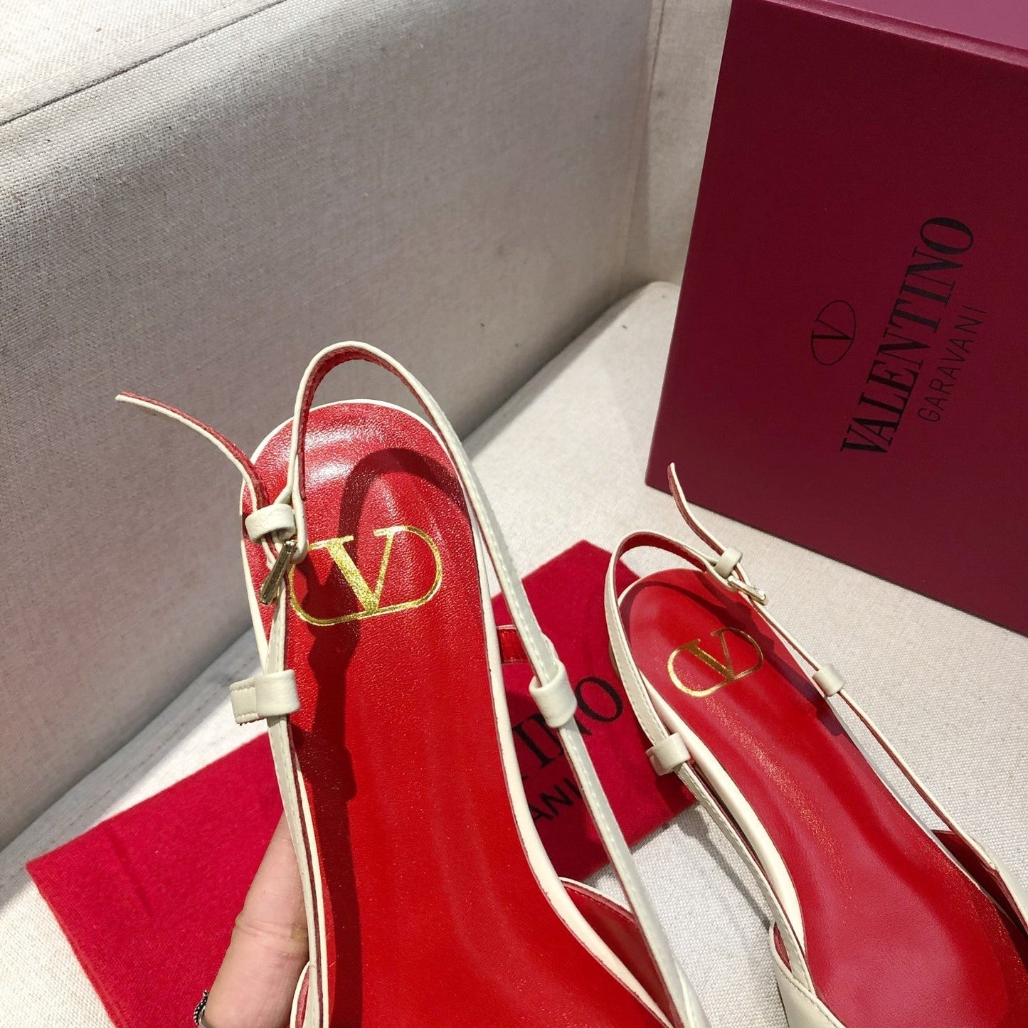 VLOGO SIGNATURE WHITE CALFSKIN FLAT SLINGBACK PUMP WITH GOLD LOGO - 34