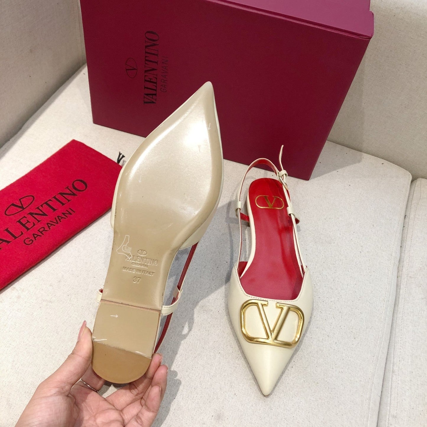 VLOGO SIGNATURE WHITE CALFSKIN FLAT SLINGBACK PUMP WITH GOLD LOGO - 34