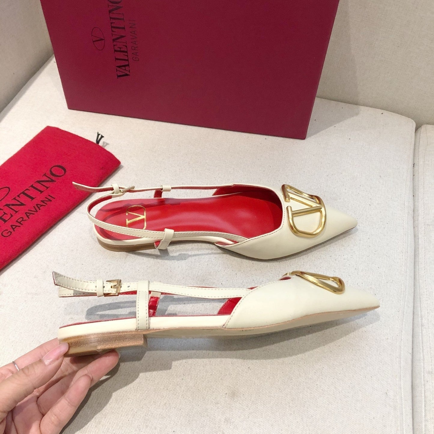 VLOGO SIGNATURE WHITE CALFSKIN FLAT SLINGBACK PUMP WITH GOLD LOGO - 34