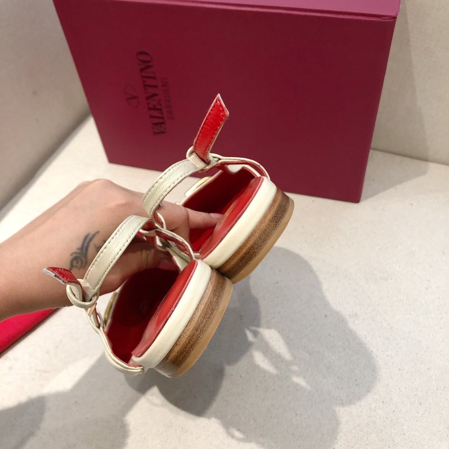 VLOGO SIGNATURE WHITE CALFSKIN FLAT SLINGBACK PUMP WITH GOLD LOGO - 34