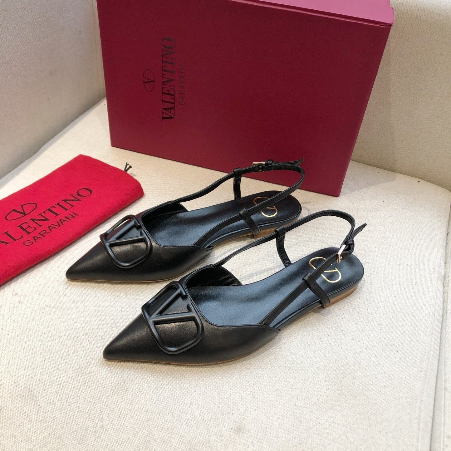 VLOGO SIGNATURE BLACK CALFSKIN FLAT SLINGBACK PUMP - 34