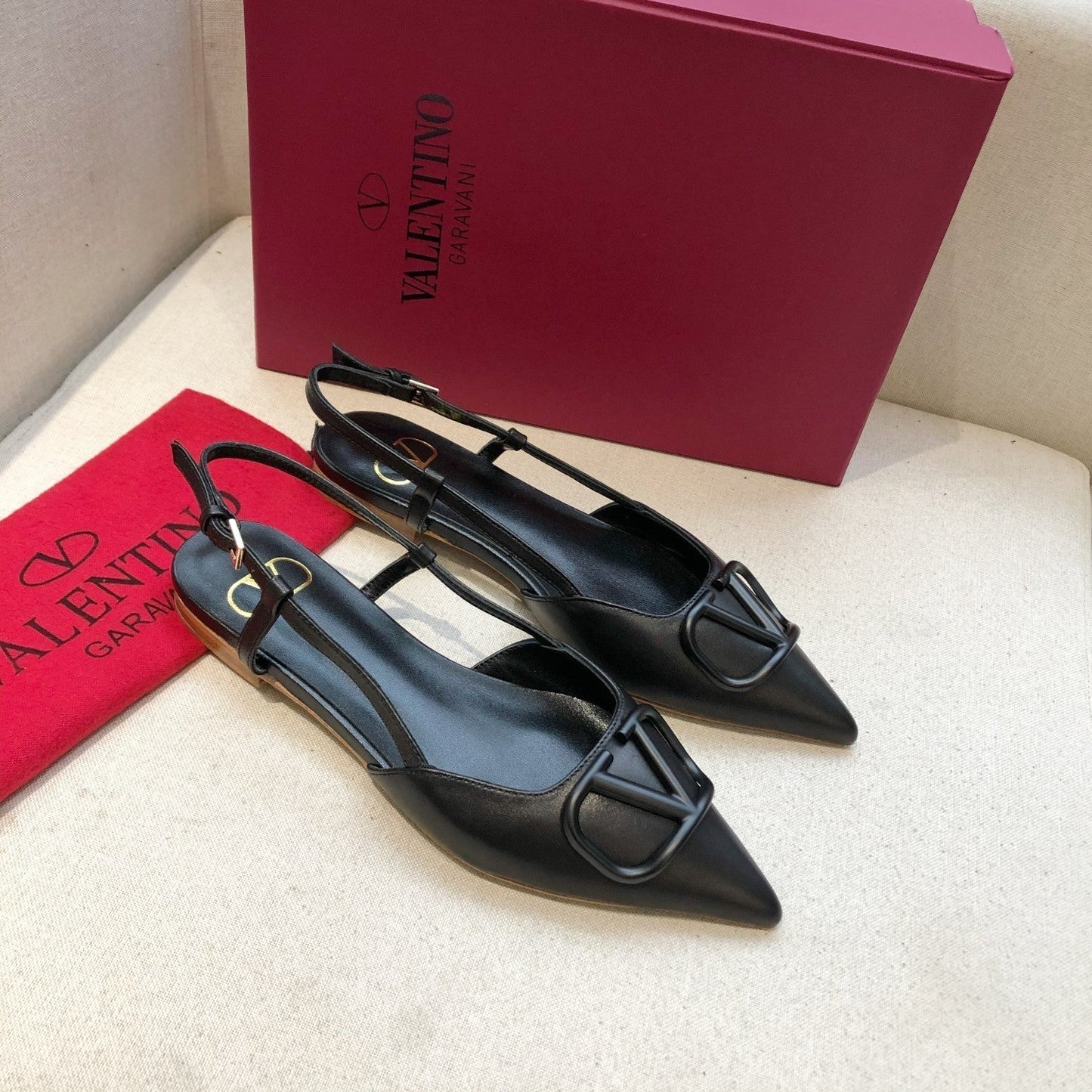 VLOGO SIGNATURE BLACK CALFSKIN FLAT SLINGBACK PUMP - 34