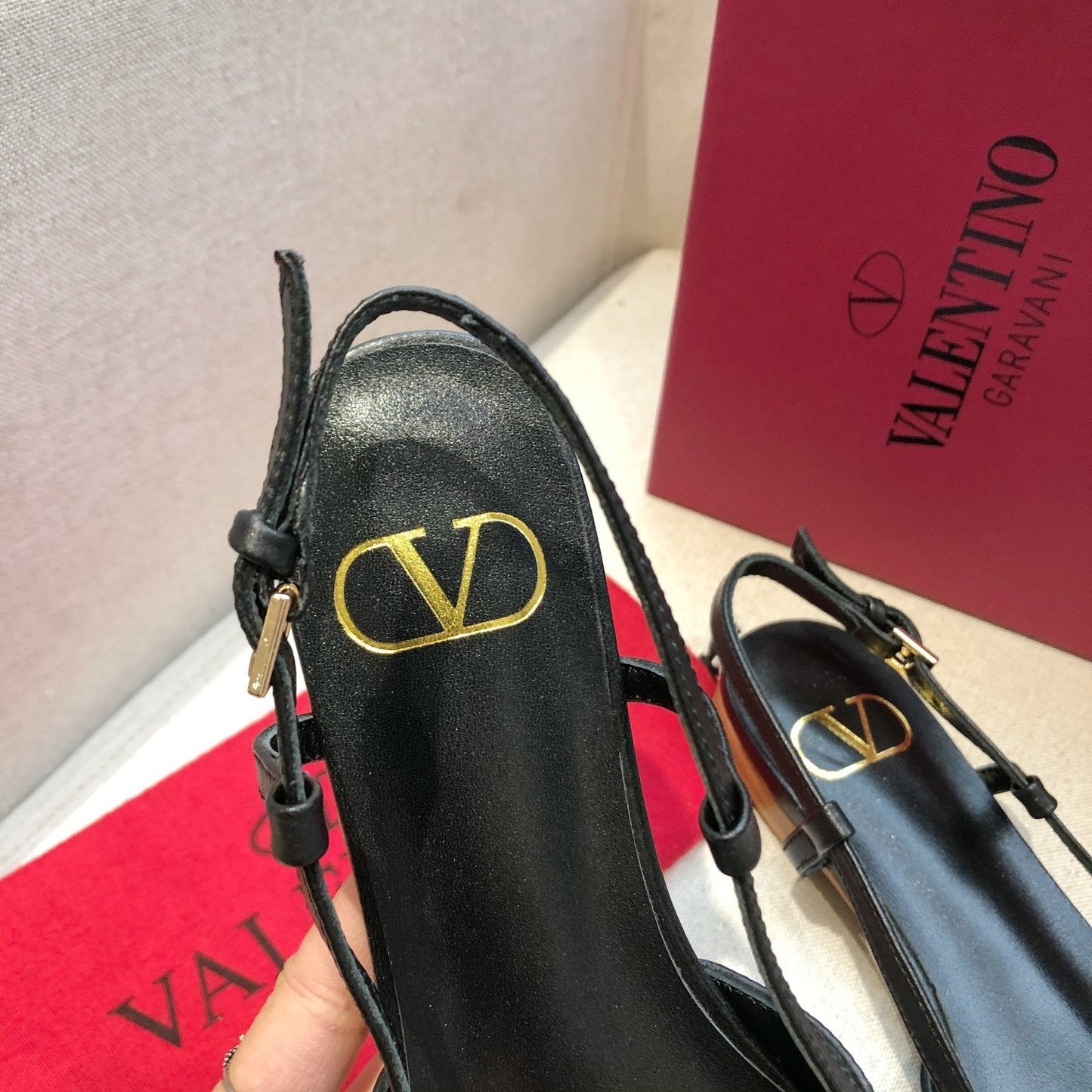 VLOGO SIGNATURE BLACK CALFSKIN FLAT SLINGBACK PUMP - 34