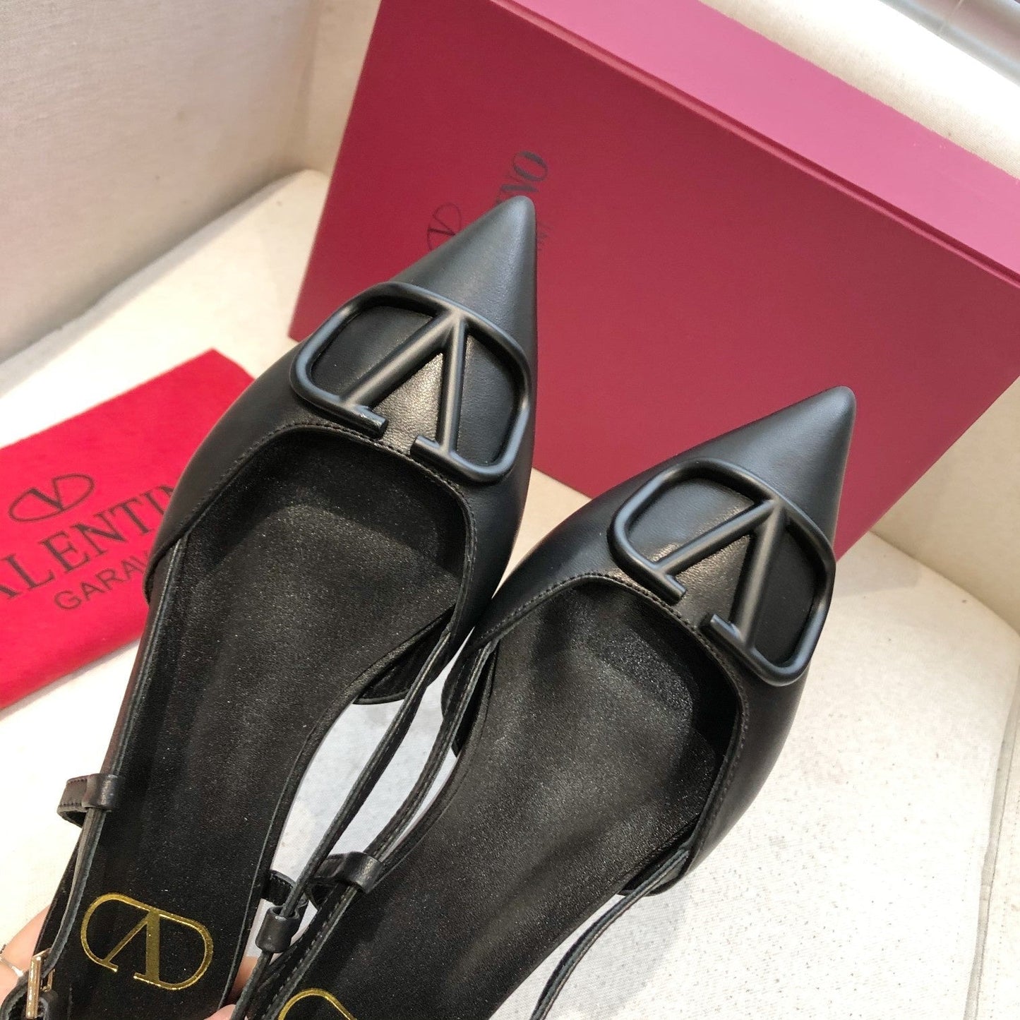 VLOGO SIGNATURE BLACK CALFSKIN FLAT SLINGBACK PUMP - 34