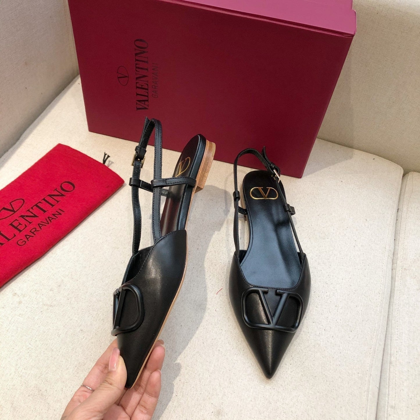 VLOGO SIGNATURE BLACK CALFSKIN FLAT SLINGBACK PUMP - 34