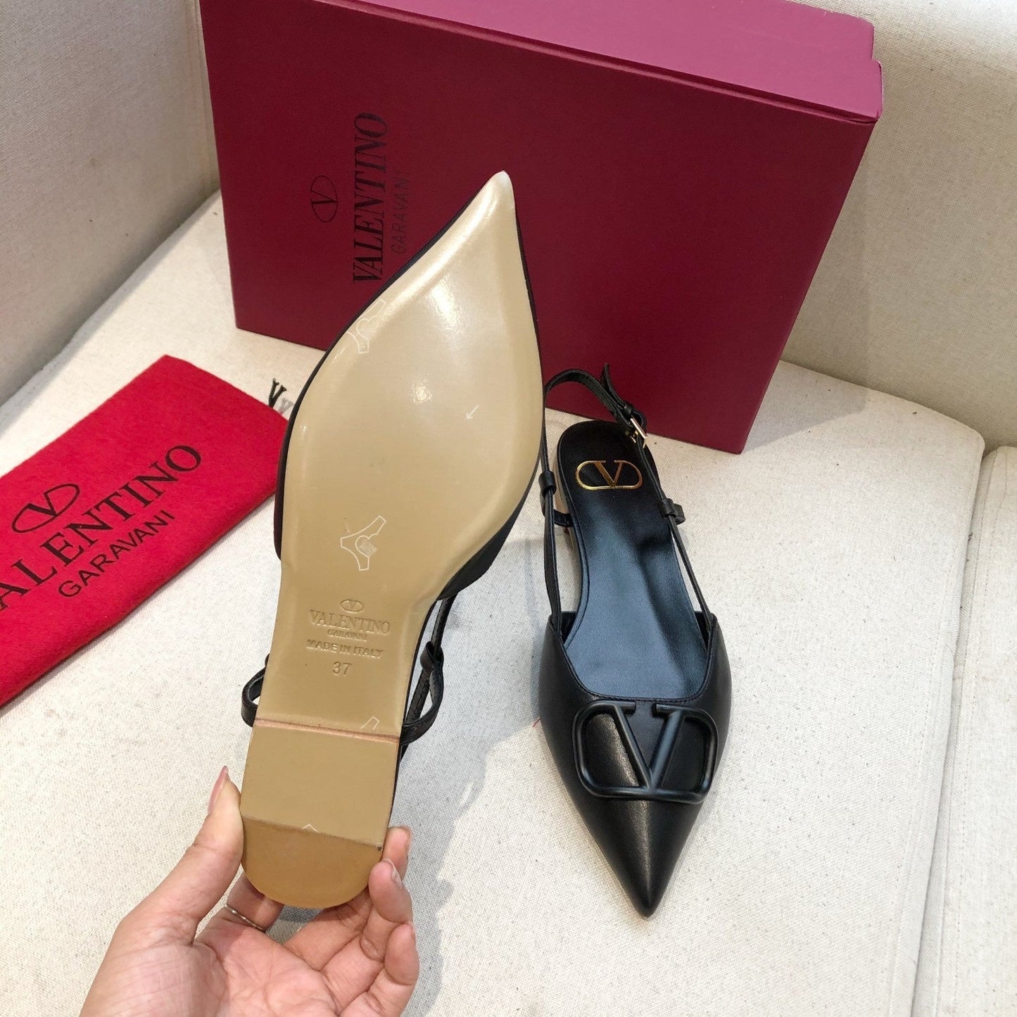 VLOGO SIGNATURE BLACK CALFSKIN FLAT SLINGBACK PUMP - 34